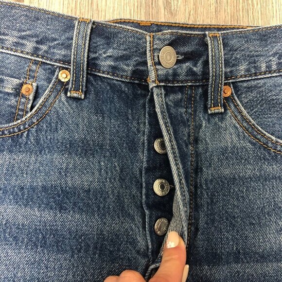 Levi's Medium Wash Denim Jean Skirt Women's Size 26 5- Button Fly Raw Edge Hem - Picture 4 of 12